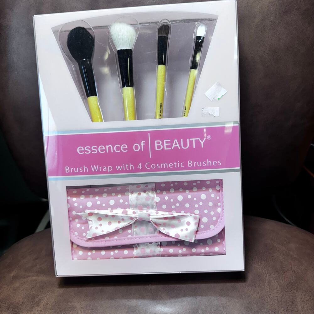 Essence of Beauty 4-Piece Makeup Brush Set with Pink Polka Dot Wrap Case (NIB)